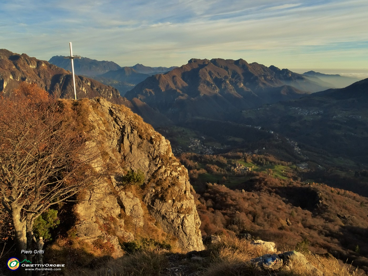 72 Il cocuzzolo roccioso con la croce baciato dal sole che volge al tramonto.JPG